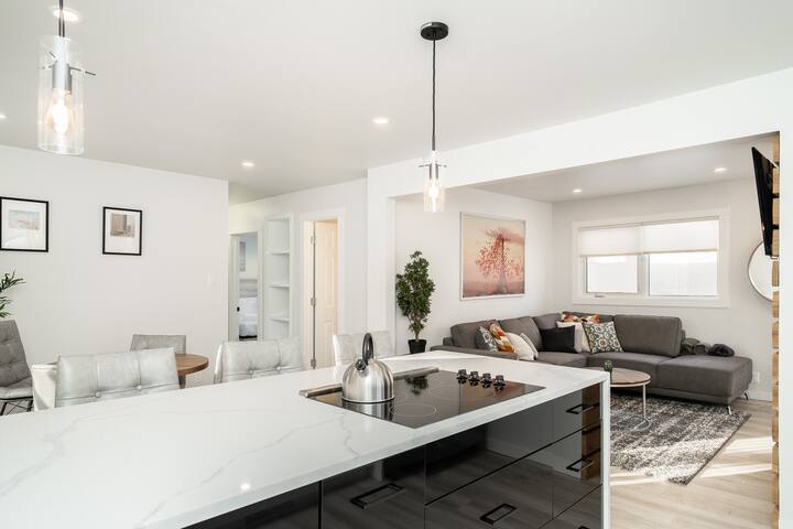 River Heights+Striking 4 Bdr Home+Parking(759) gallery image 4