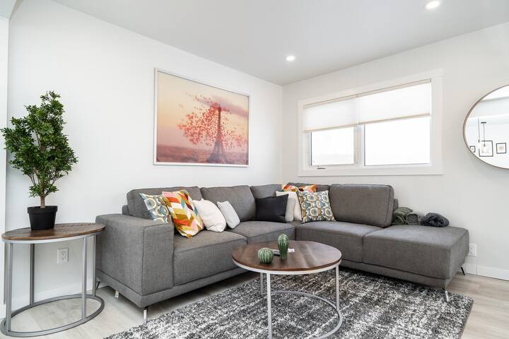 River Heights+Striking 4 Bdr Home+Parking(759) gallery image 2