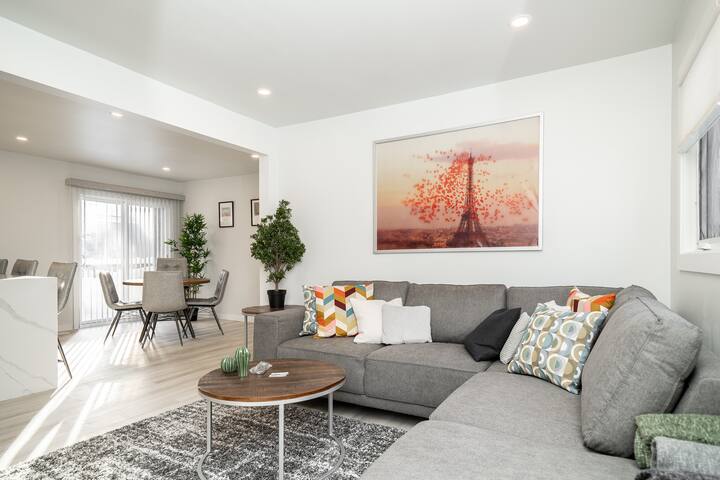 River Heights+Striking 4 Bdr Home+Parking(759) gallery image 3