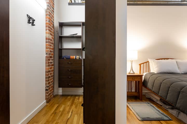 Ampio armadio nella camera da letto principale