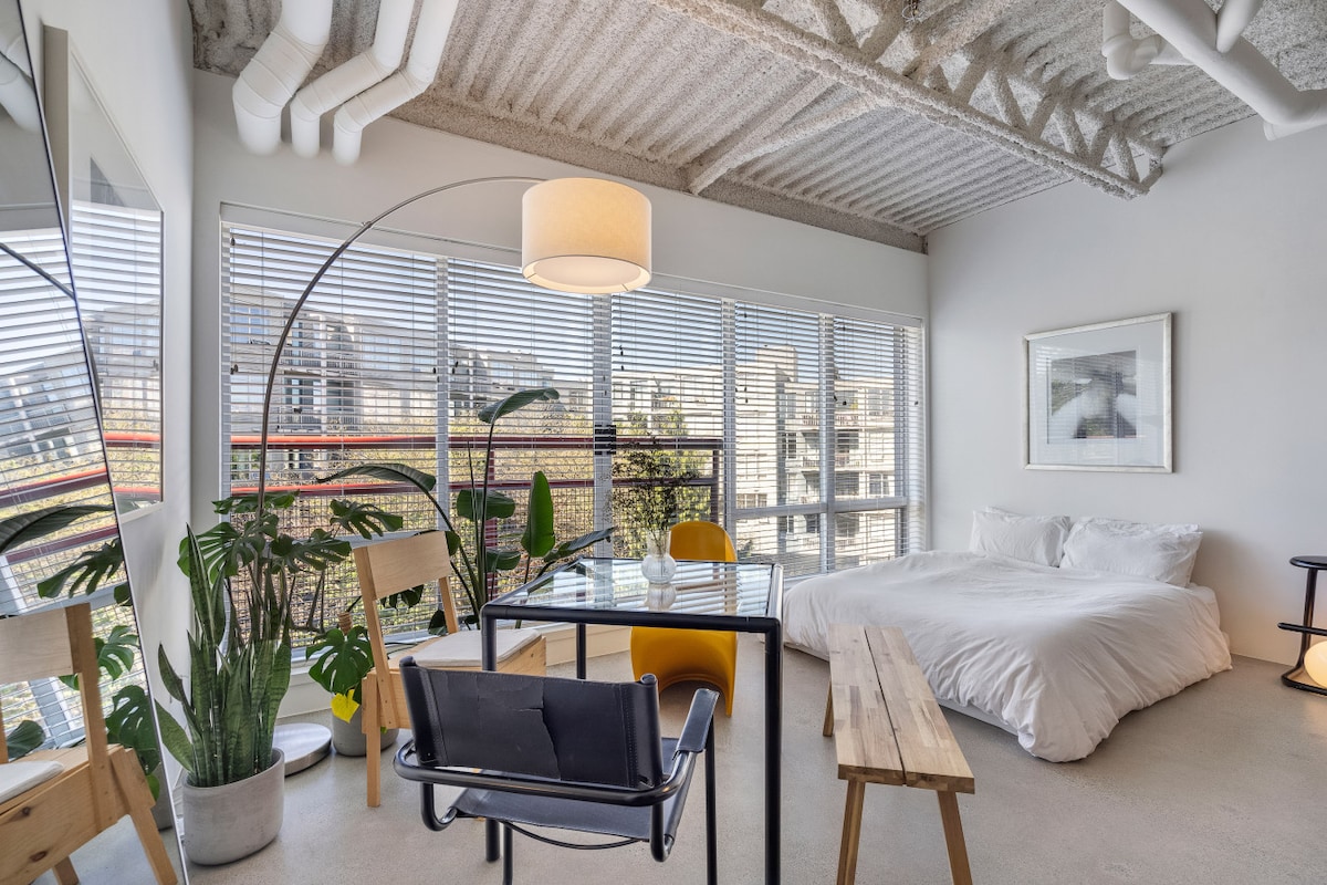 Modern & Stylish Flat right off Main St.