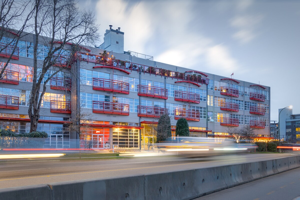 Modern & Stylish Flat right off Main St.