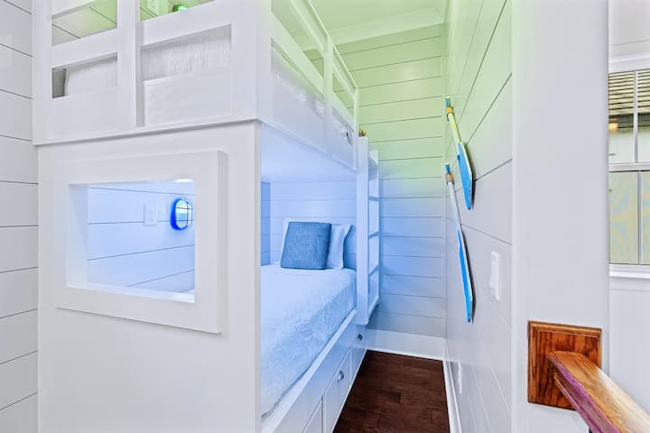 الطابق الثالث - غرفة بطابقين بسريرين متماثلين مدمجين (لا يوجد باب مغلق لهذه الغرفة)