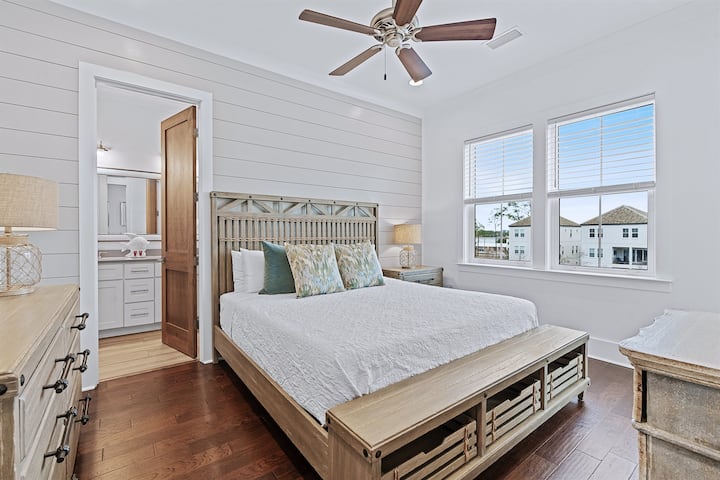 الطابق الثالث - جناح كينج مع إمكانية الوصول إلى الشرفة وحمام داخلي