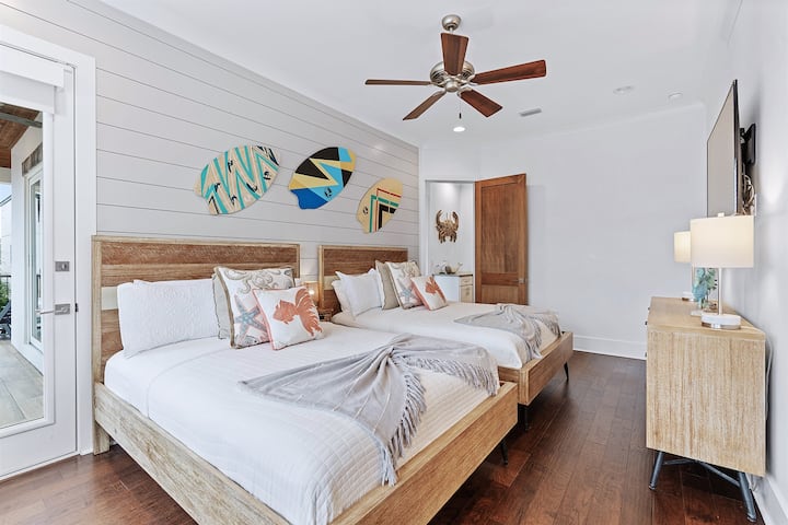 الطابق الثاني - جناح مزدوج يضم سرير كوين مع إمكانية الوصول إلى الشرفة وحمام داخلي