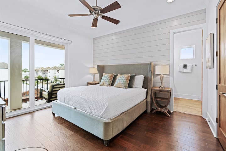 الطابق الثالث - جناح رئيسي مع حمام داخلي وشرفة خاصة (يمكن الوصول إلى الشرفة من الردهة والجناح الكبير الآخر)