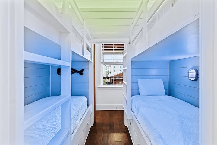 الطابق الثاني - غرفة بطابقين تحتوي على 4 أسرّة مزدوجة مدمجة