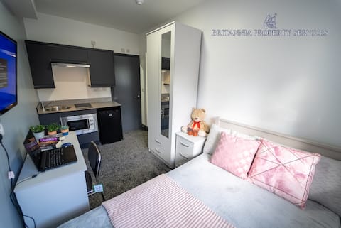 Popular Airbnb listing: Ground floor studio near QE with free parking! in Selly Oak
