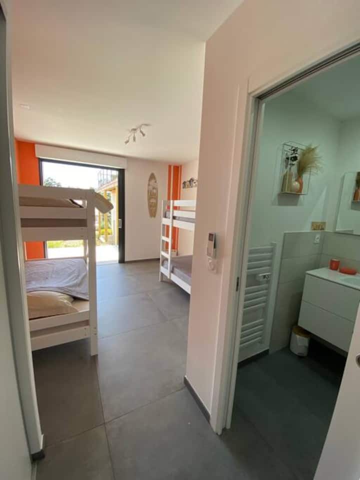 Dorm (4 beds 90 x 200 cm) pétanque court floor