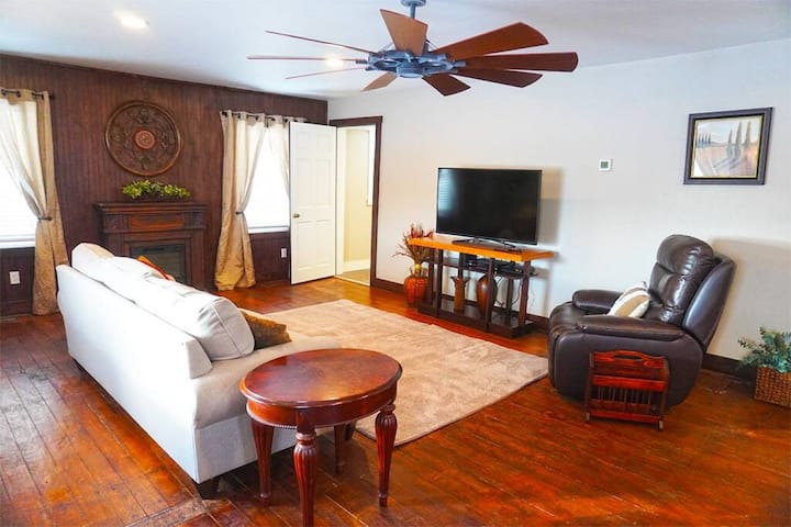 Historic Salt Box House | Pet Friendly | Central - Fresno, OH