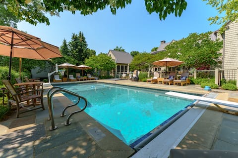 Luxury Vacation - pool, lake access, putting green