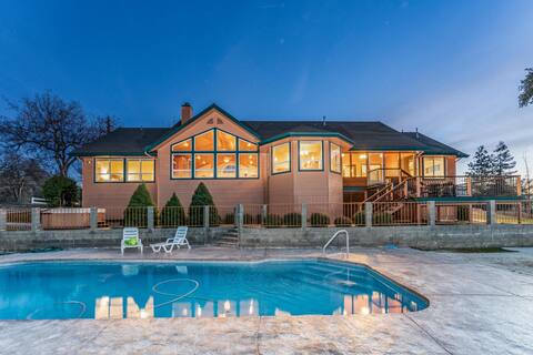 Yosemite Adventure House w/ Pool, hot tub, game room!