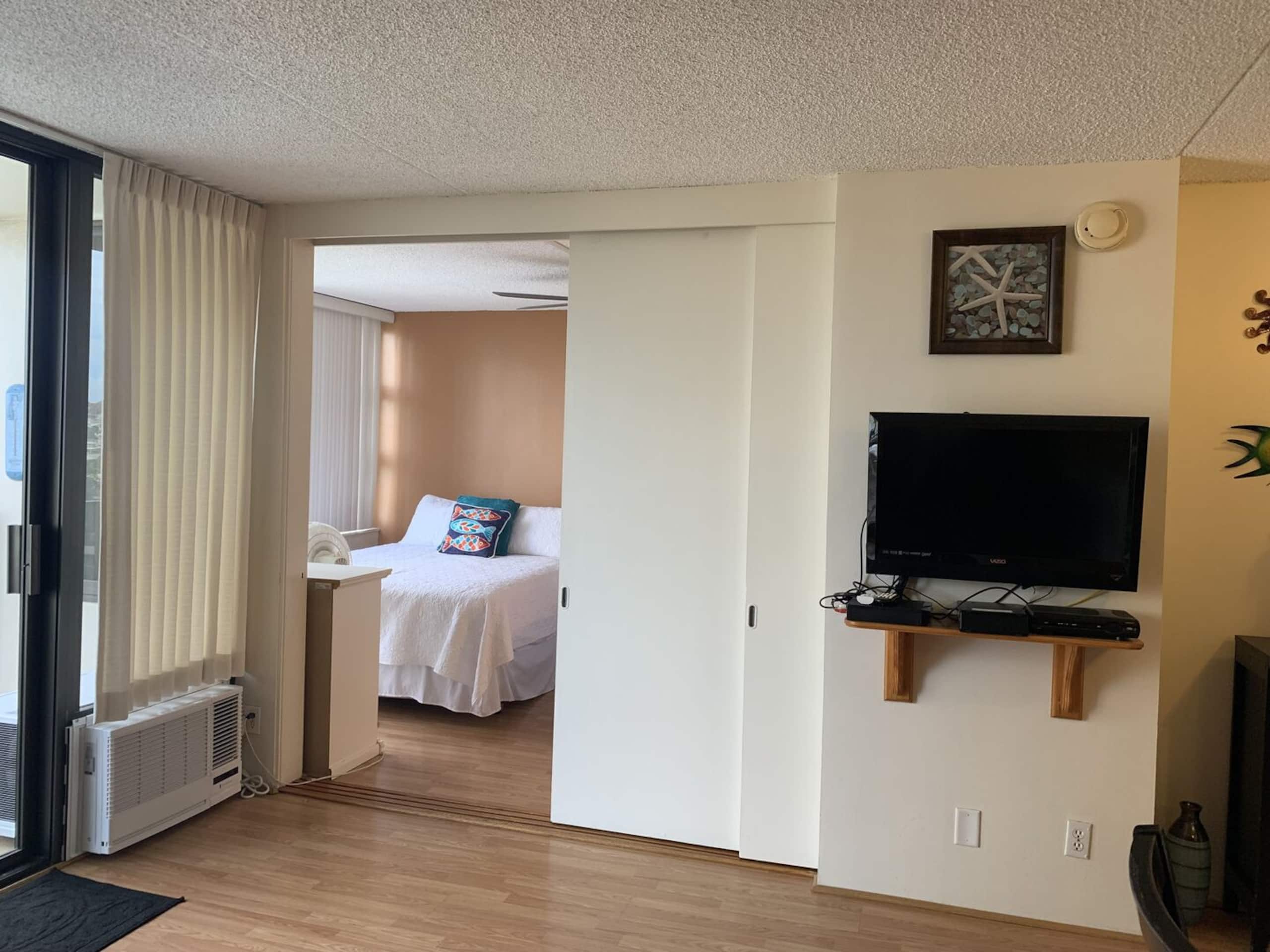 Condo in Honolulu · ★4.74 · 1 bedroom · 2 beds · 1 private bath - Image 7