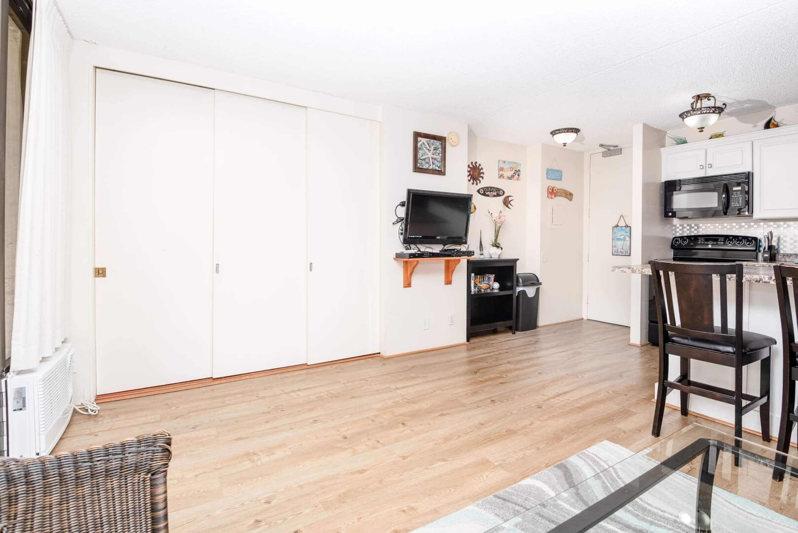 Condo in Honolulu · ★4.74 · 1 bedroom · 2 beds · 1 private bath - Image 6