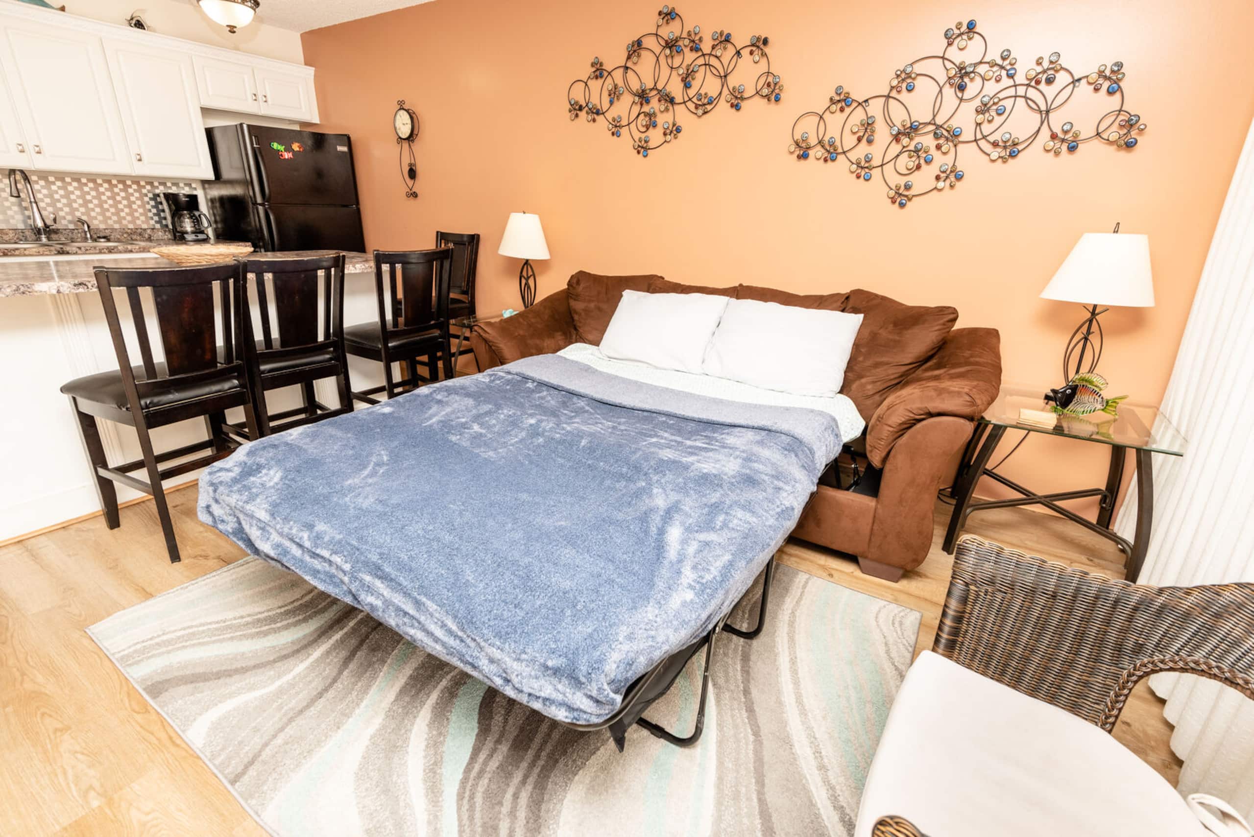 Condo in Honolulu · ★4.74 · 1 bedroom · 2 beds · 1 private bath - Image 4
