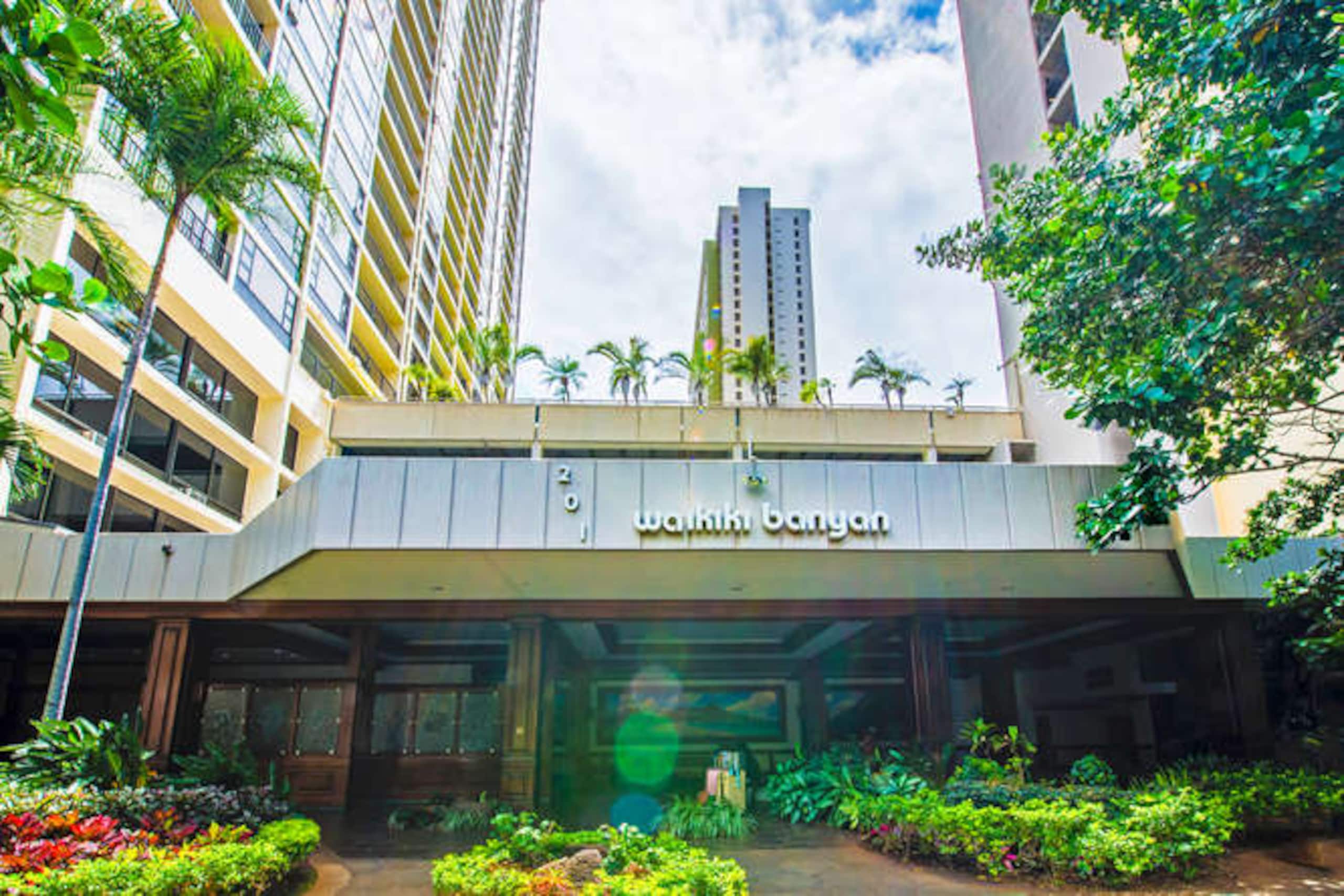 Condo in Honolulu · ★4.74 · 1 bedroom · 2 beds · 1 private bath - Image 13