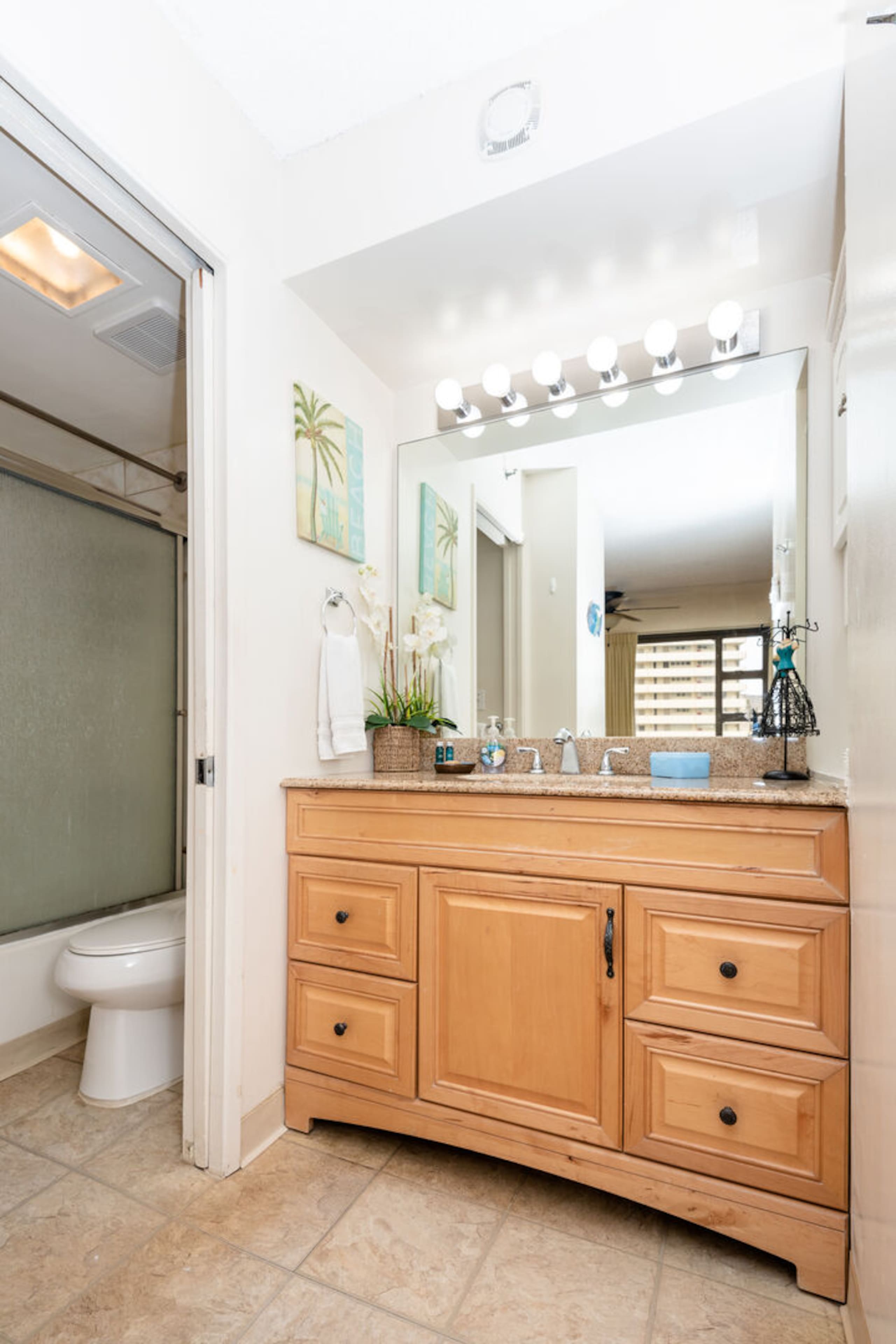 Condo in Honolulu · ★4.74 · 1 bedroom · 2 beds · 1 private bath - Image 11