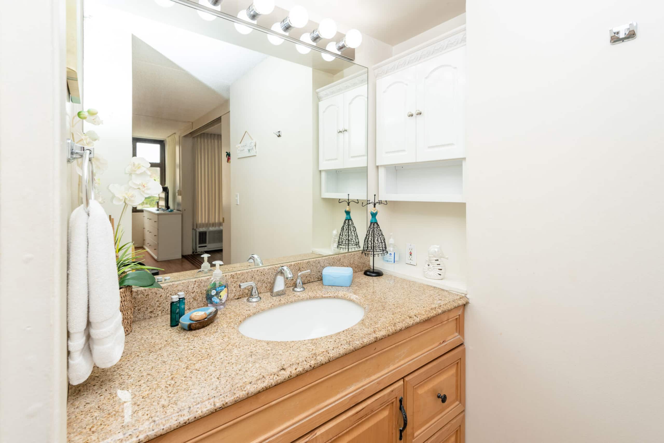 Condo in Honolulu · ★4.74 · 1 bedroom · 2 beds · 1 private bath - Image 10