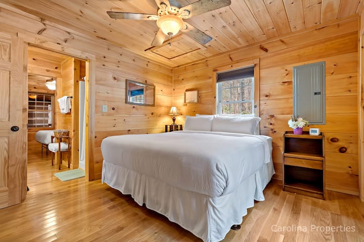 Vista adicional del dormitorio con cama tamaño king