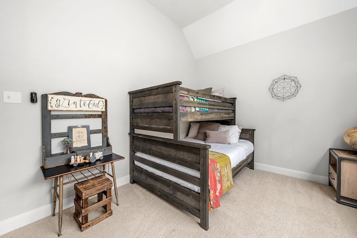 Indoors, Furniture, Bed, Floor, Flooring