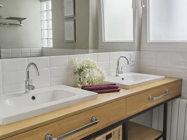 City Hall – Central Market, 8 Pax – 4 bedrooms gallery image 4