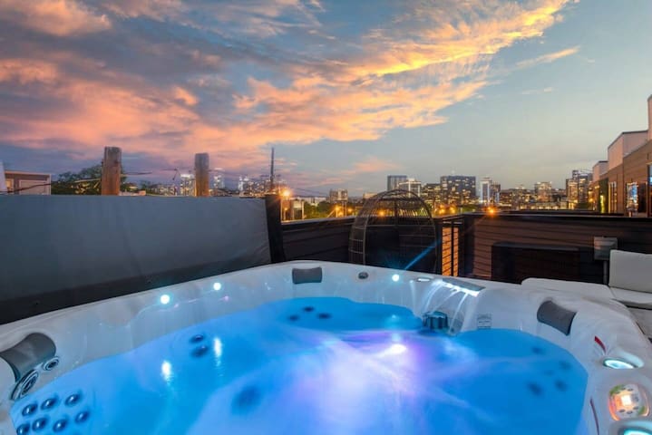 5 Star Stay! Rooftop Hot Tub + Walk to The Gulch