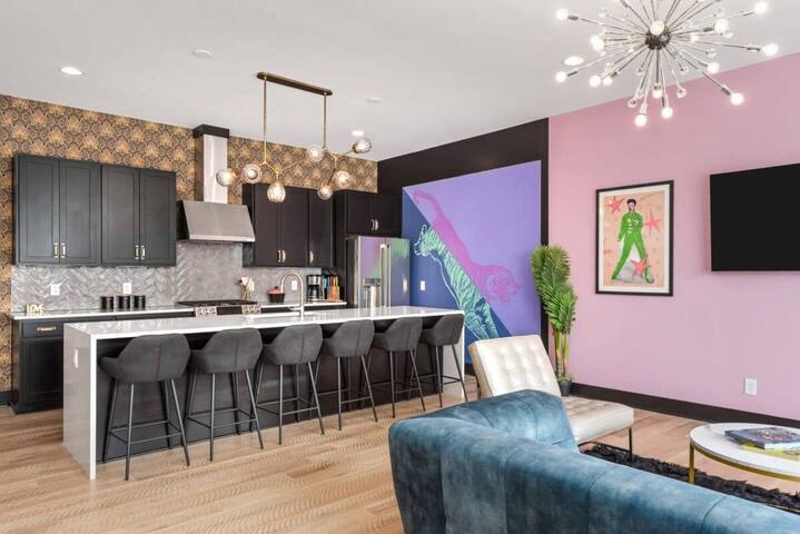 5 Star Stay! Rooftop Hot Tub + Walk to Gulch gallery image 4