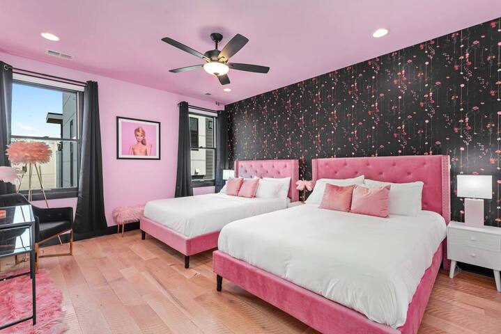 5 Star Stay! Rooftop Hot Tub + Walk to Gulch gallery image 5