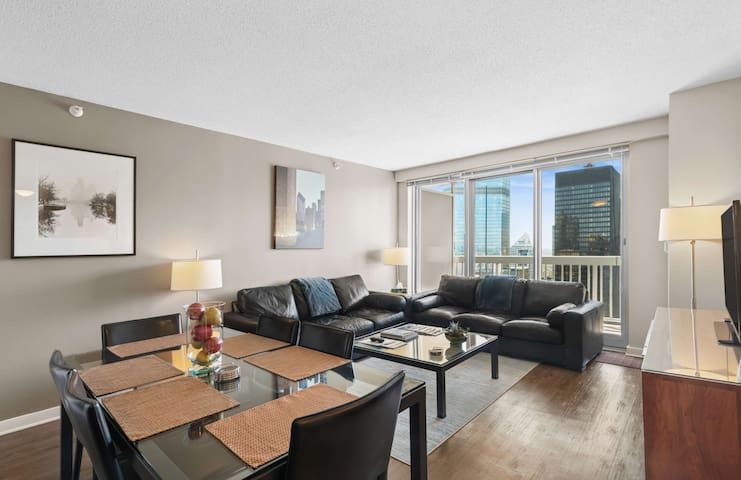 53 Floor MagMile Penthouse Views, Balcony, Pool