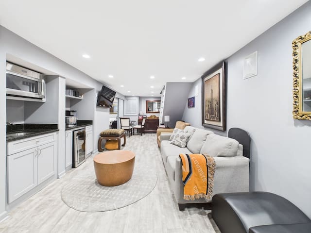 2BR Wrigleyville Apt | 2 Min Walk to Wrigley