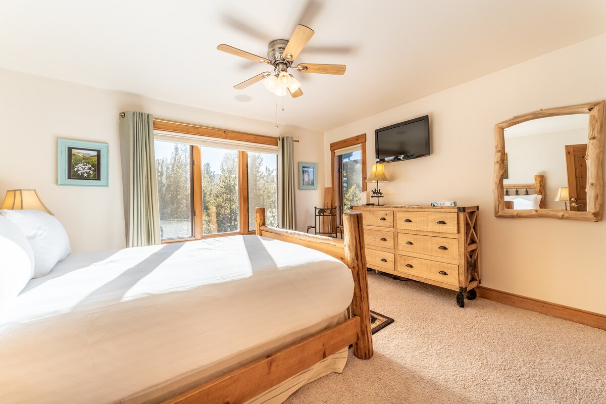 上层客房配备1.8米宽双人床、安装平板电视、吊扇和套房浴室。 