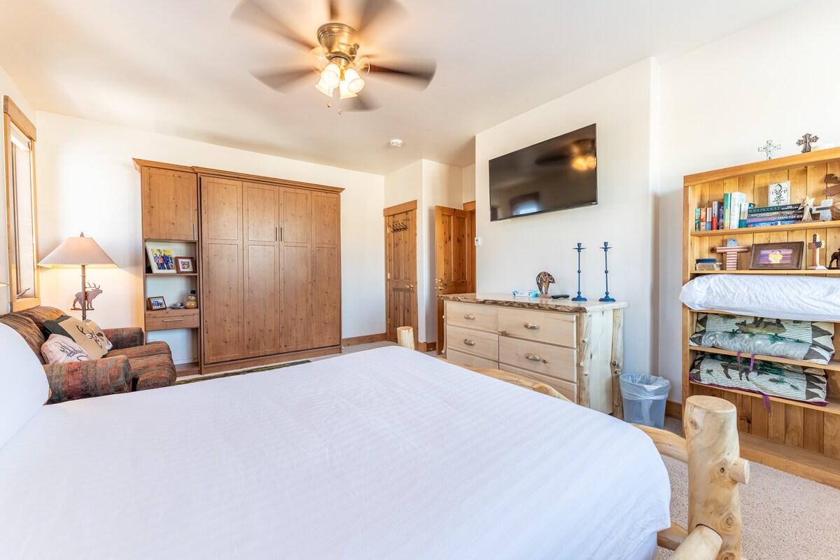 主层主卧室配有一张标准双人床、一张额外的标准双人床、一台安装的平板电视、起居区、套房浴室和令人惊叹的景观。 