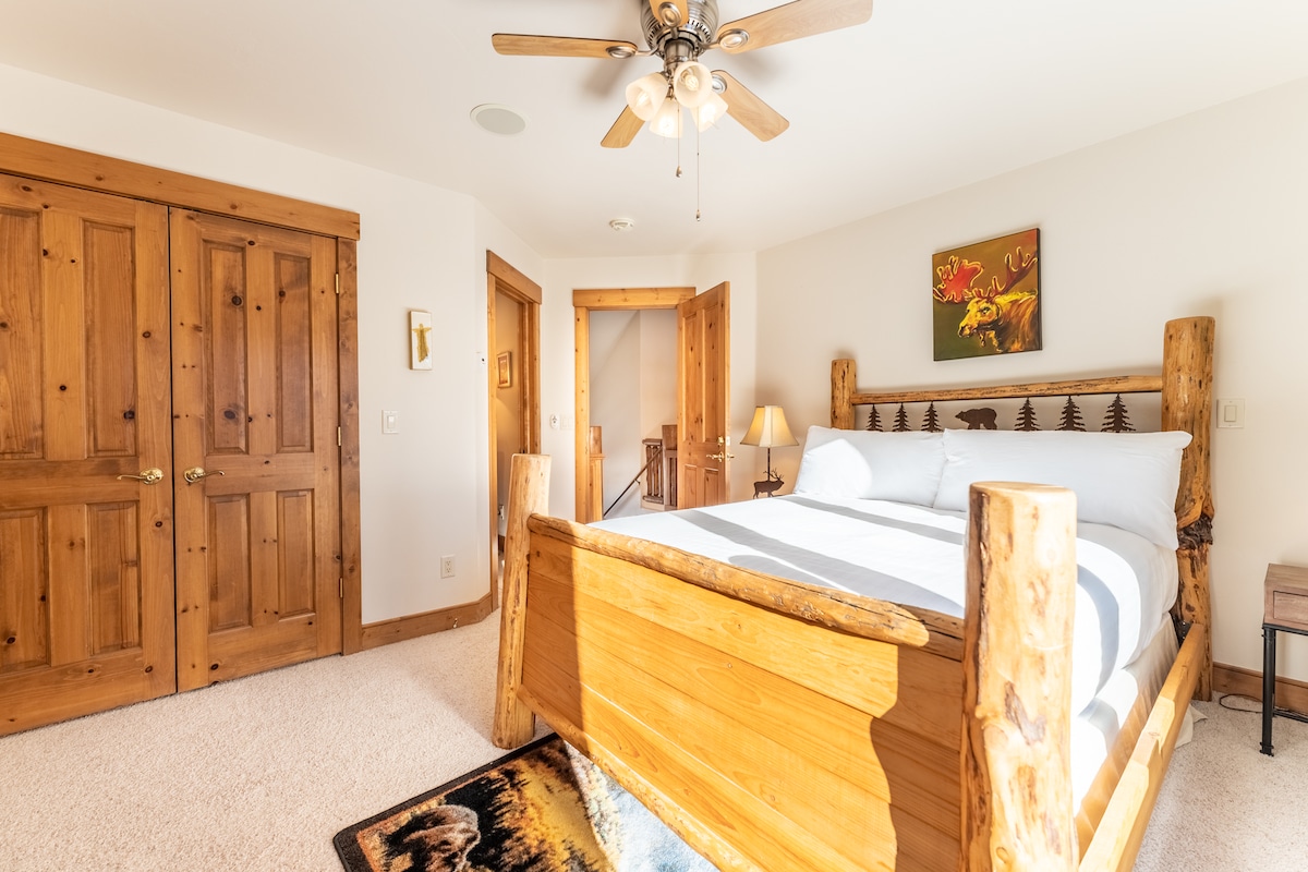 上层客房配备1.8米宽双人床、安装平板电视、吊扇和套房浴室。 