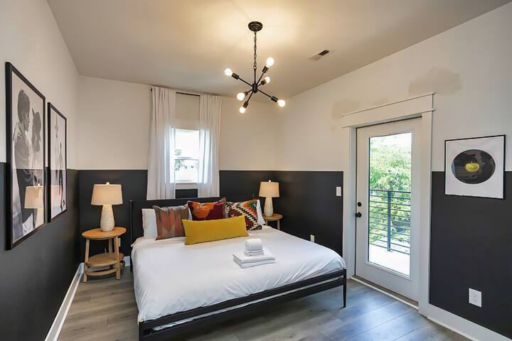 Massive Double Home | A Celebration w/ 23 Beds gallery image 5