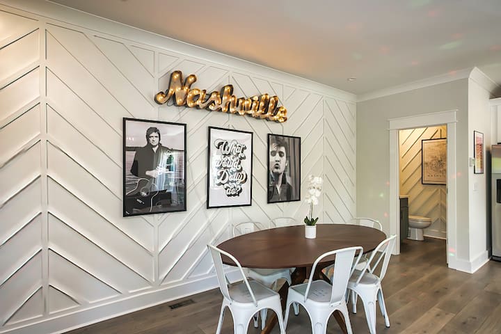 Massive Double Home | A Celebration w/ 23 Beds gallery image 3