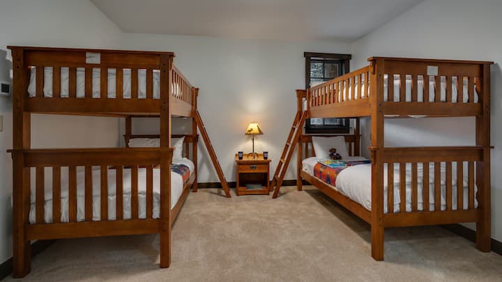 Sypialnia 5, poziom dolny – pokój z łóżkami piętrowymi na dolnym poziomie