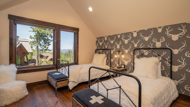 חדר שינה 4, קומה עליונה - חדר שינה זוגי בקומה העליונה, חדר רחצה במסדרון