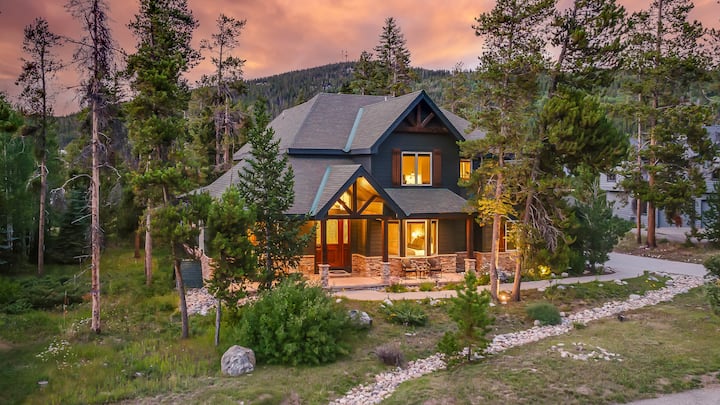Large Home W/ Hot Tub + Pet Friendly + Close To Downtown - The Breck Haus - ブリッケンリッジ, CO