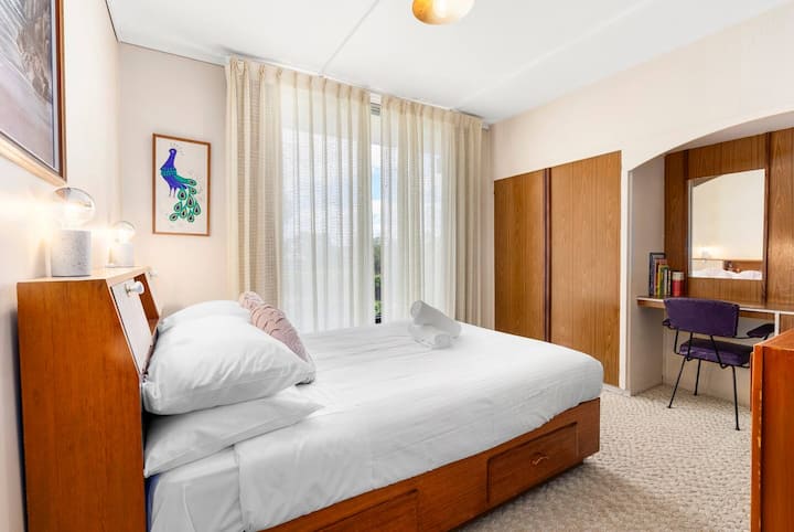 Მესამე საძინებელში არის ორადგილიანი საწოლი და სამუშაო სივრცე.
