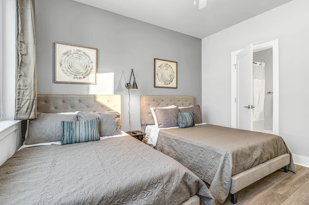 Спална соба 8 - класичен амбиент со два брачни кревета