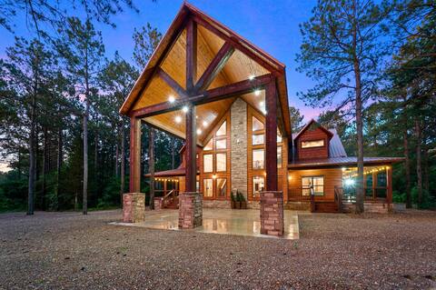 1 Mile from Town: Sleeps 24, Pickleball, & Hot Tub