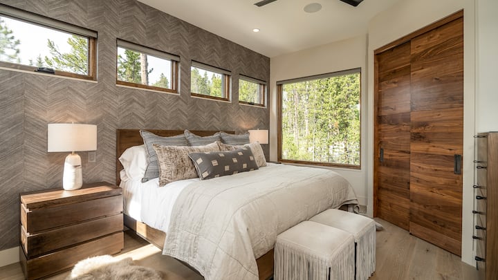 Υπνοδωμάτιο 1, Άνω κύριο επίπεδο - Σουίτα 1 με υπέρδιπλο κρεβάτι και ιδιωτικό μπάνιο στο άνω κύριο επίπεδο