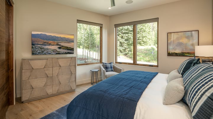 Υπνοδωμάτιο 6, Κάτω κύριο επίπεδο - Σουίτα 5 με υπέρδιπλο κρεβάτι στο κάτω κύριο επίπεδο