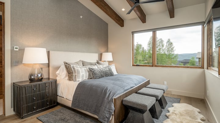 Υπνοδωμάτιο 5, Κάτω κύριο επίπεδο - Σουίτα 4 με κρεβάτι king size στο κάτω κύριο επίπεδο με ιδιωτικό μπάνιο