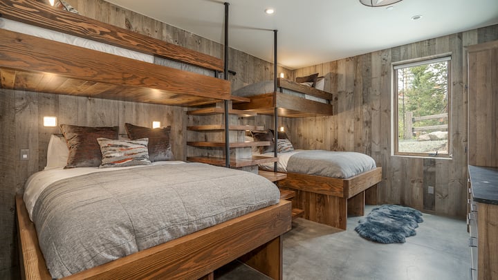 Υπνοδωμάτιο 7, Κάτω επίπεδο - Δωμάτιο με κουκέτες 1 στο κάτω επίπεδο με δύο σετ κουκέτες με δύο μονά κρεβάτια πάνω από queen size, ιδιωτικό μπάνιο