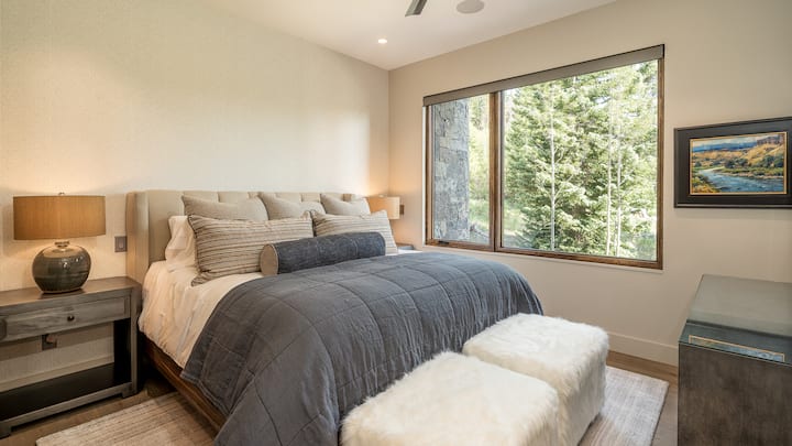 Υπνοδωμάτιο 2, Άνω κύριο επίπεδο - Σουίτα 2 με υπέρδιπλο κρεβάτι στο άνω κύριο επίπεδο με ιδιωτικό μπάνιο