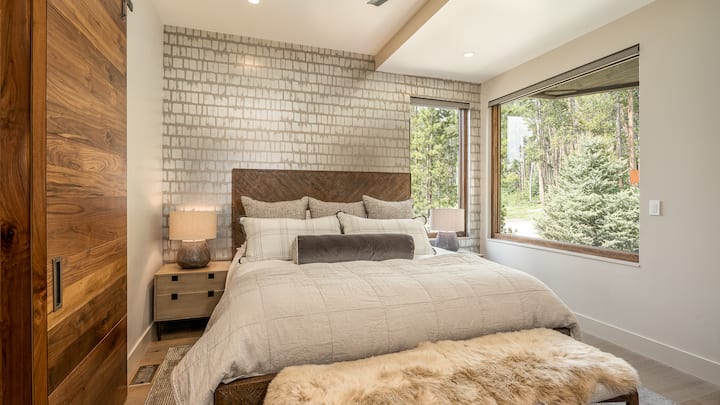 Υπνοδωμάτιο 3, Άνω κύριο επίπεδο - Σουίτα 3 με υπέρδιπλο κρεβάτι στο άνω κύριο επίπεδο με ιδιωτικό μπάνιο