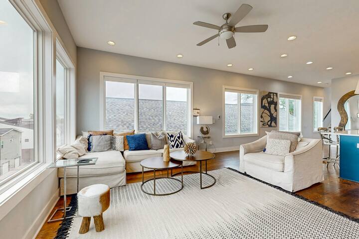 City 4BR | Fireplace | Deck | Garage Parking gallery image 5