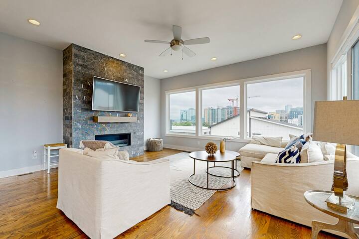 City 4BR | Fireplace | Deck | Garage Parking gallery image 2