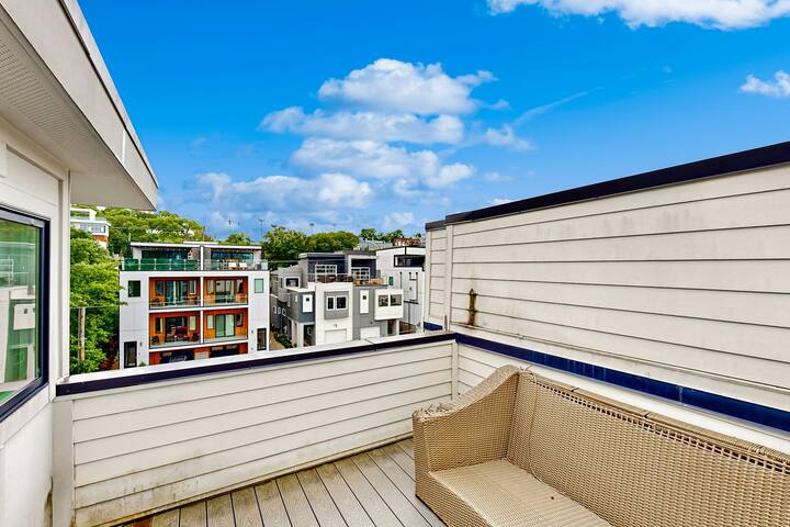 City 4BR | Fireplace | Deck | Garage Parking gallery image 4